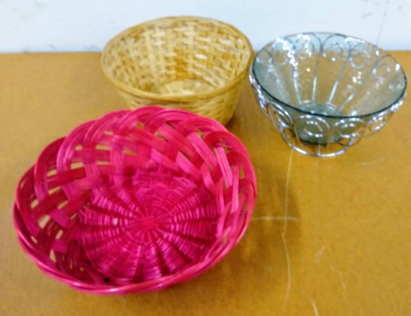 lot 146 image: Lot of 4 Baskets  Bowls  Interchangeable