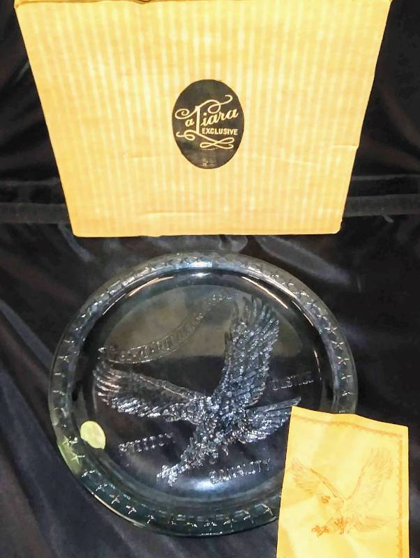 lot 147 image: Tiara Exclusive  Green Year of The Eagle Commemorative Plate  In Original Box
