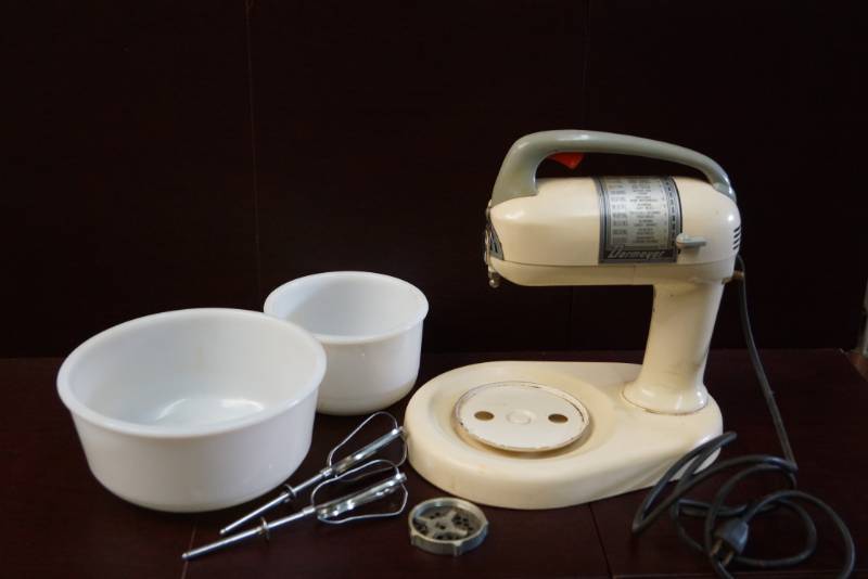 lot 172 image: Dormeyer Model 4200 Food Fixer- Electric Bowl Mixer