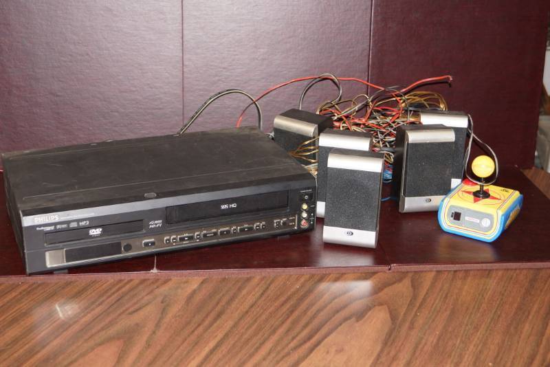 lot 184 image: DVDVCR   Speakers- and Bonus Pac Man Game