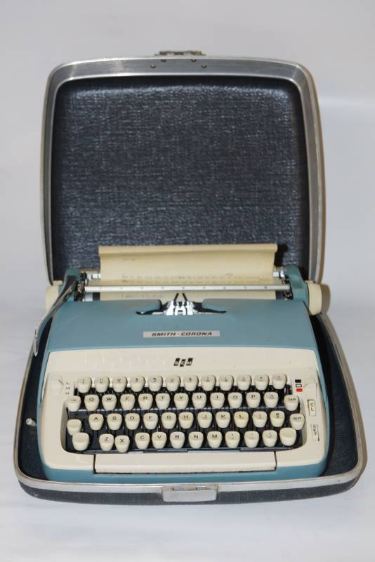 lot 198 image: Smith Corona Typewriter-  Teal Color - Carry Case