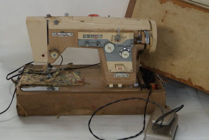 lot 199 image: Remington Sewing Machine- Tested