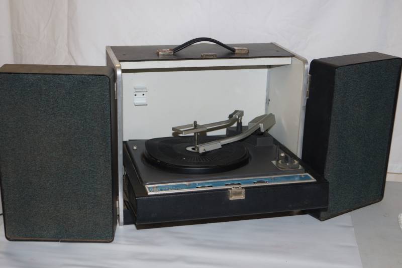 lot 200 image: GE  Portable Record Player With Detachable Speakers