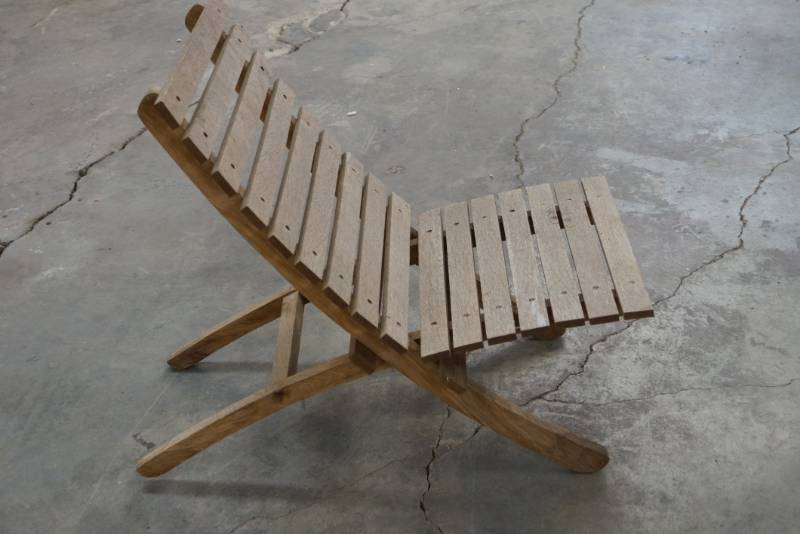 lot 206 image: Neat Wooden  Lawn Chair- Folds- Check It Out