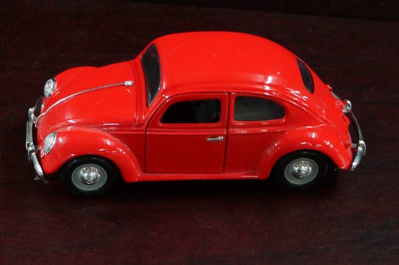 lot 226 image: 124th Scale Volkswagen Beetle  1955 Diecast Bug