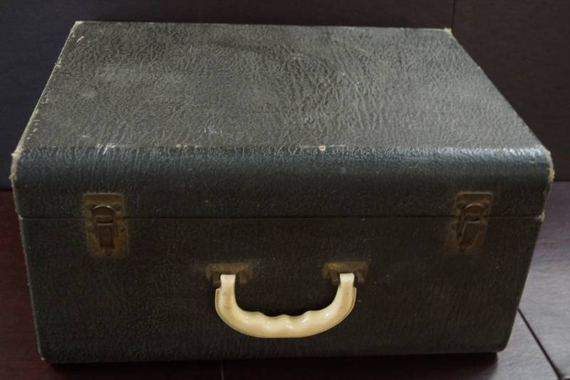 lot 230 image: Leather Carry CaseBox- Vintage