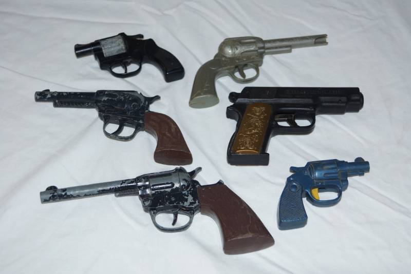 lot 248 image: Toy Cap Gun Lot of 6   Pistols to Play Cops and Robbers