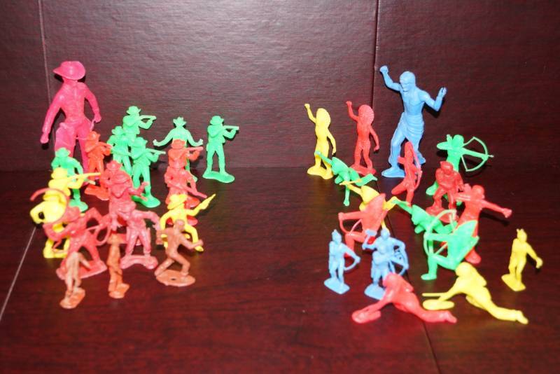 lot 268 image: Awesome Lot of Cowboy & Indian Toys Plus Bonus