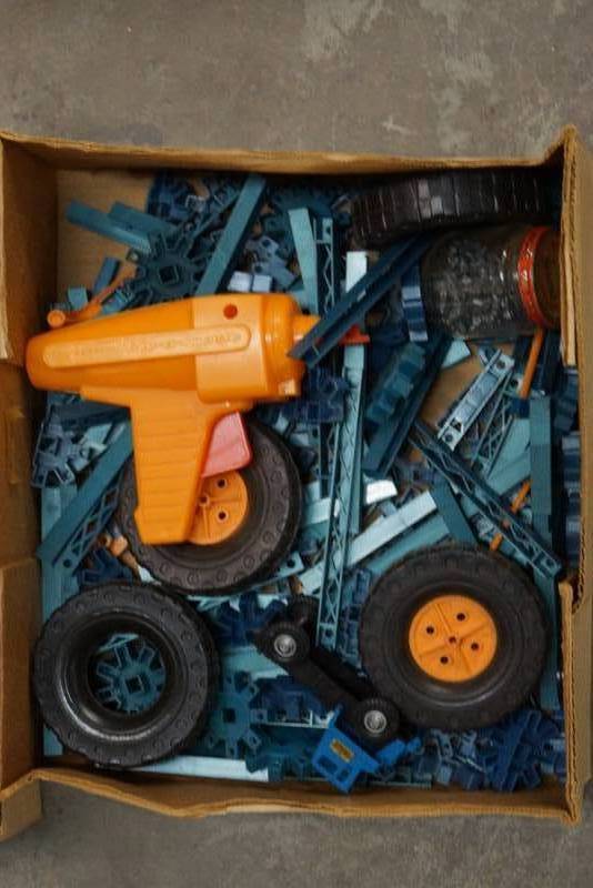 lot 272 image: Vintage 1966 Construct-All Set