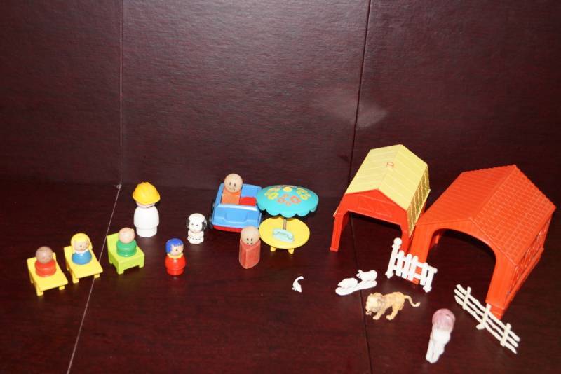 lot 273 image: Vintage Fisher Price Little People  Van, Barns, & More