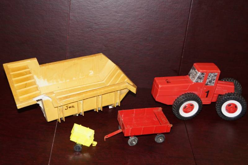 lot 274 image: ()  Tractor Made in W Germany & 3 Trailers  ()