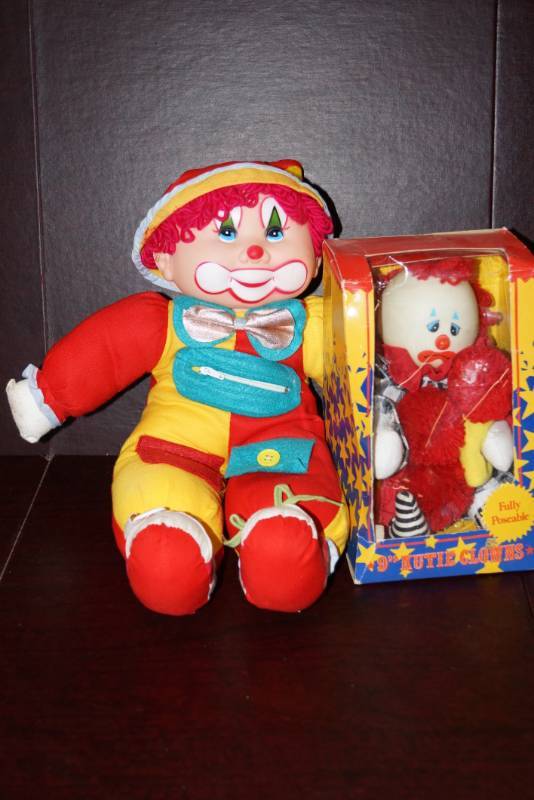 lot 285 image: Learn to Dress Clown & a Fully Pose-able 9 Kutie Clown In the Box