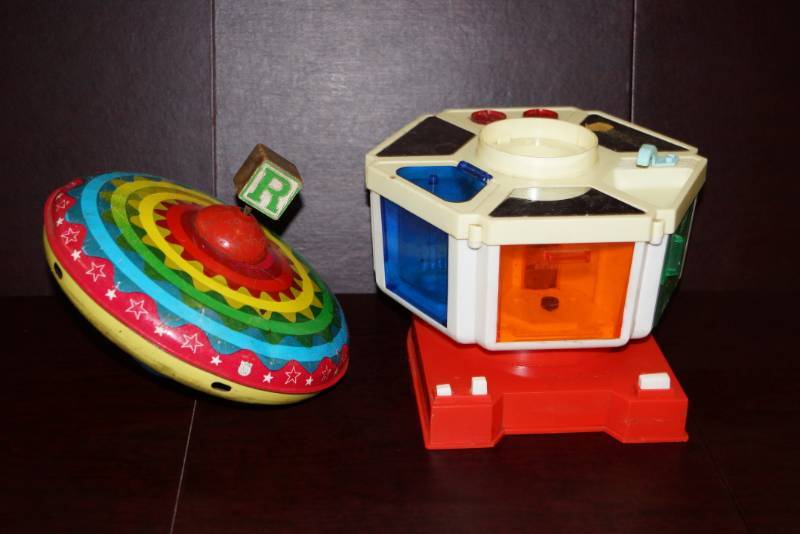 lot 288 image: () LOOK Vintage Toys  Large Tin Spinning Top & Kitchen Appliances for Dolls