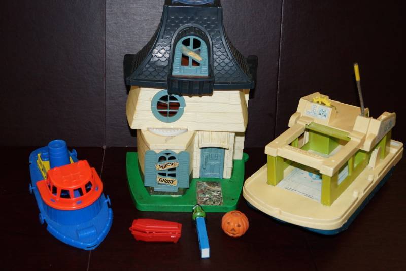 lot 290 image: 1972 Boat Toy  Bonus Halloween Play House