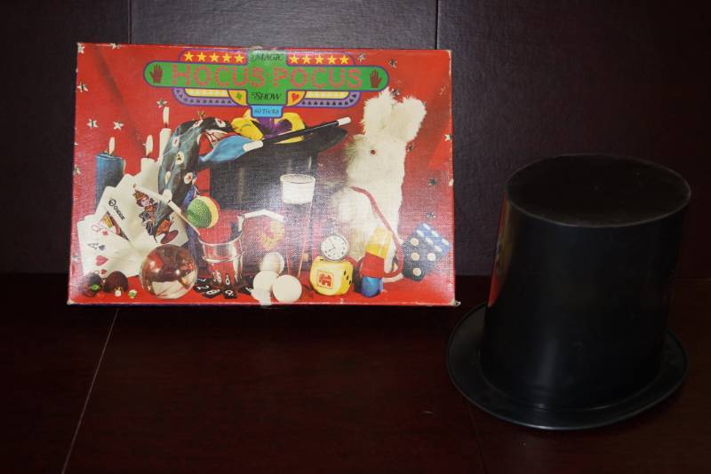 lot 291 image: Hocus Pocus Magic Tricks Kit & a Magic Hat