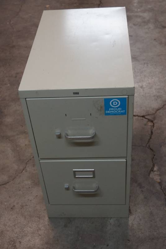 lot 312 image: 2 Drawer Metal File Cabinet