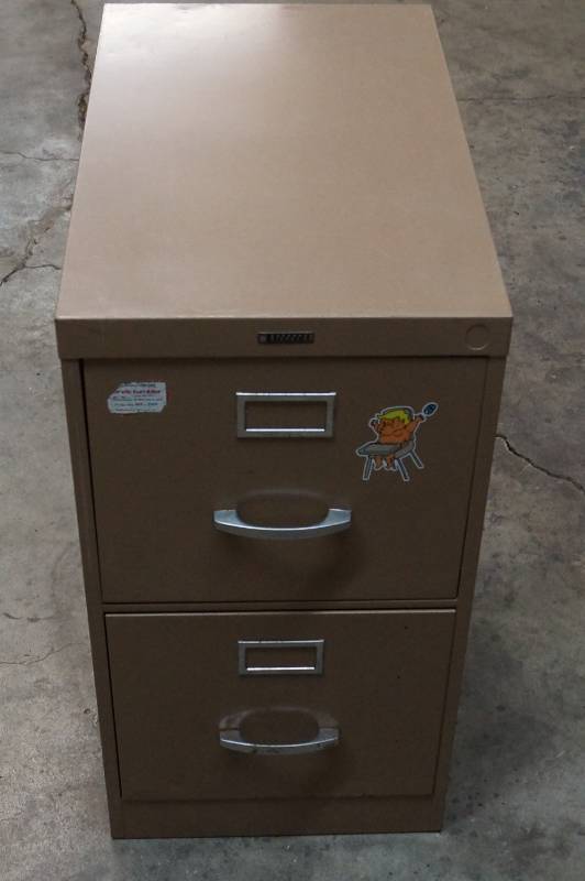 lot 313 image: 2 Drawer Metal File Cabinet