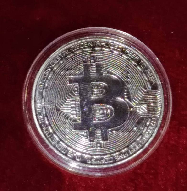 lot 332 image: Silver Plated  Bitcoin Collectible Coin  Protective Case