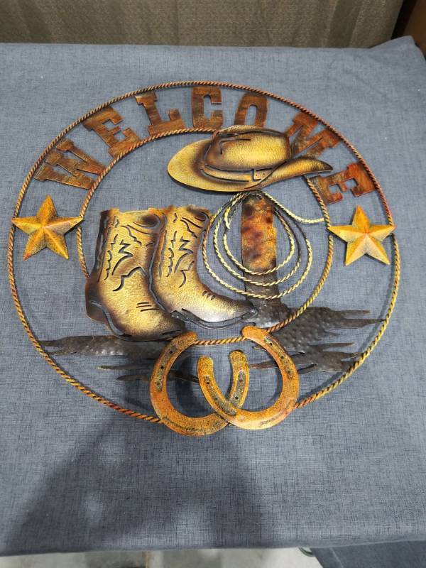 lot 2461 image: Welcome Wall Art Round Cowboy Hat Boots Horseshoe Rope Star Decor