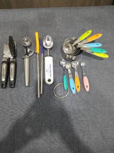 lot 2611 image: Kitchen Gadget Tool Set  Can Opener Measuring Cups & Spoons