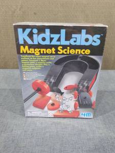 lot 2704 image: KidzLabs Magnet Science by 4M