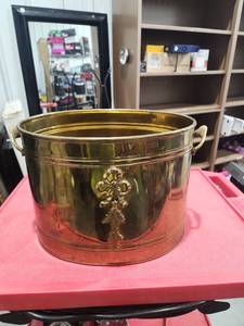 lot 2672 image: Brass Decorative Planter Pot with Handles and Ornamental Appliqu�