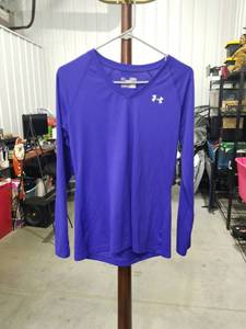lot 2753 image: Under Armour Womens Long Sleeve V-Neck Shirt MD Heat Gear Semi-Fitted