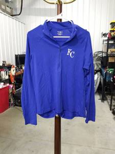 lot 2754 image: Under Armour MLB Kansas City Royals HeatGear Quarter-Zip Pullover LG