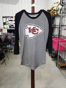 lot 2762 image: Kansas City Chiefs Mahomes 15 Raglan T-Shirt Gray Black