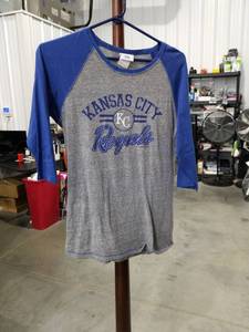 lot 2768 image: Kansas City Royals Raglan T-Shirt Size XL