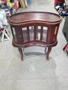 lot 2847 image: Oval Display Cabinet Table with Glass Doors and Beaded Trim