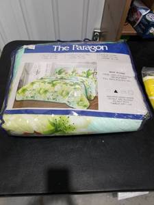 lot 2852 image: The Paragon FullQueen Quilt Set 86 x 86 with 1 Shams