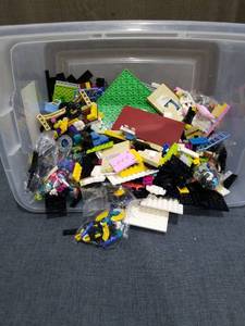 lot 2864 image: LEGO Mixed Bricks and Pieces Lot in Storage Container