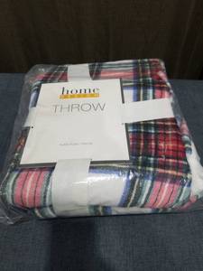 lot 2879 image: Home Design Plush Throw Bedding