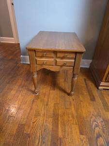 lot 109 image: Wood Side Table with 1 Drawer