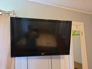 lot 119 image: LG 42CS560 42-Inch LCD Television with Remote Control - Wall Mount NOT Included - Has Been Removed from Wall