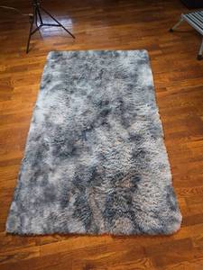 lot 122 image: Gray Shag Area Rug