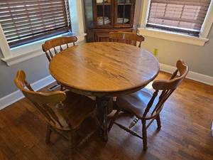 lot 126 image: 42in Solid Oak Round Dining Table with 4 Chairs and 21in Leaf