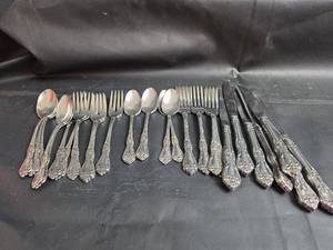 lot 181 image: Oneida Stainless Flatware 32 Pieces