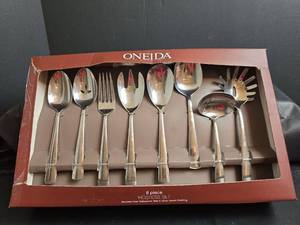 lot 193 image: Oneida 8 Piece Hostess Set Stainless Steel Flatware