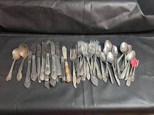 lot 194 image: Mixed Flatware 52 Pieces