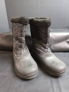 lot 206 image: Womens Size 10 Winter Snow Boots