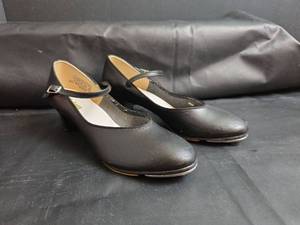 lot 208 image: Capezio Black Leather Sole Tap Shoes Size 9. 5 BLK