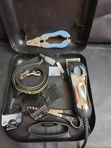 lot 213 image: Wahl Pet Grooming Clipper Set with Accessories