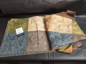 lot 227 image: 4 Patchwork Placemats and Matching Round Tablecloth