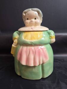 lot 256 image: Vintage Brush Pottery Granny Cookie Jar Made in USA