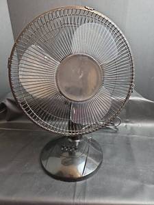 lot 286 image: Table Fan