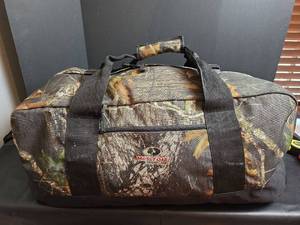 lot 289 image: Mossy Oak Brand Camo Duffel Bag with Handle