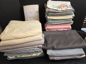 lot 293 image: Assorted Flat and Fitted Sheets and Pillowcases (full to king)
