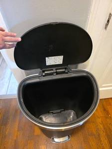 lot 297 image: 13 Gallon Trash Can